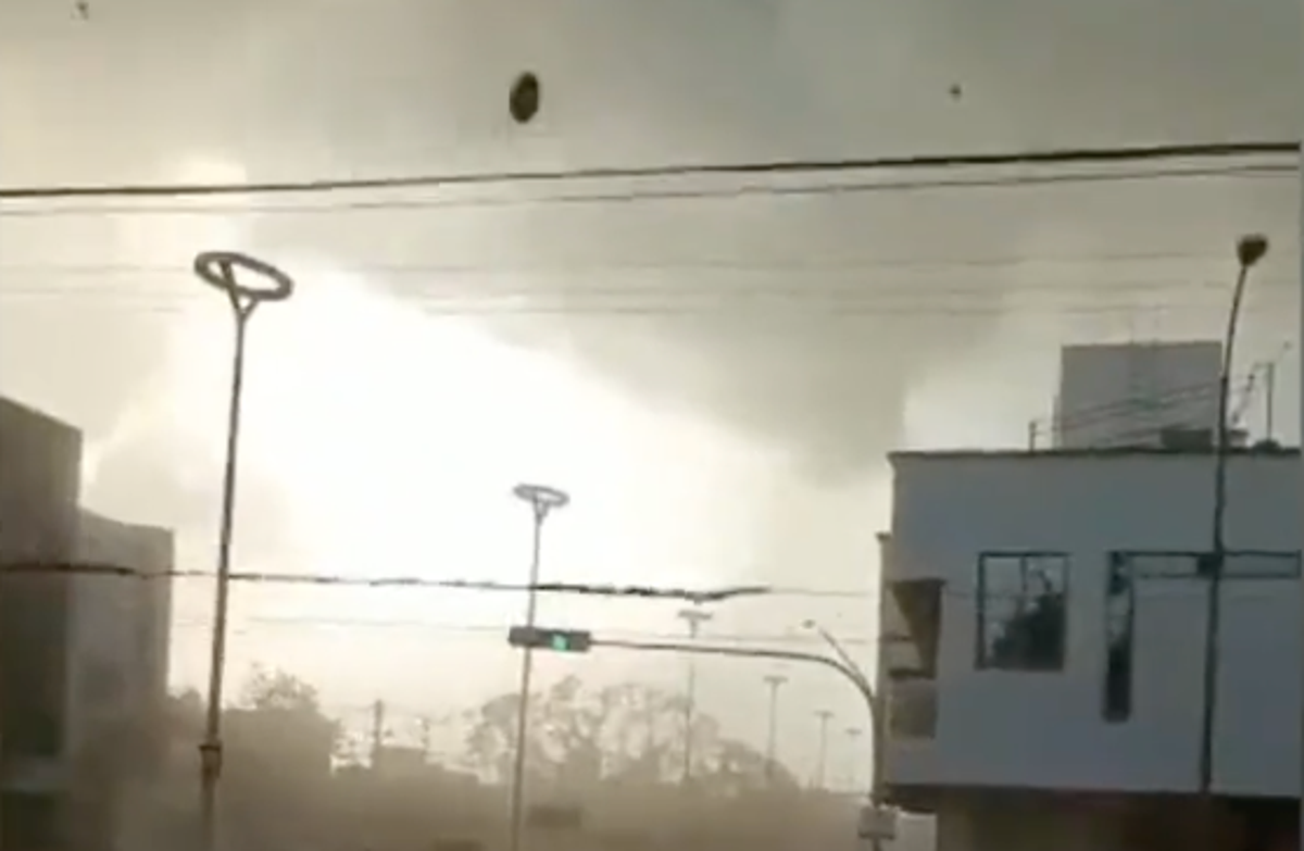Captan en video el impactante paso de un tornado en una comunidad de